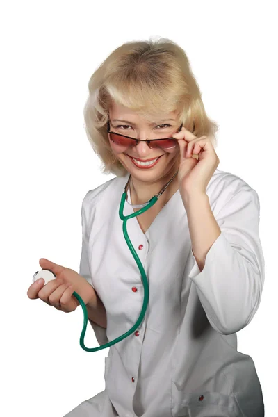 La mujer que el médico sostiene puntos y sonríe — Foto de Stock