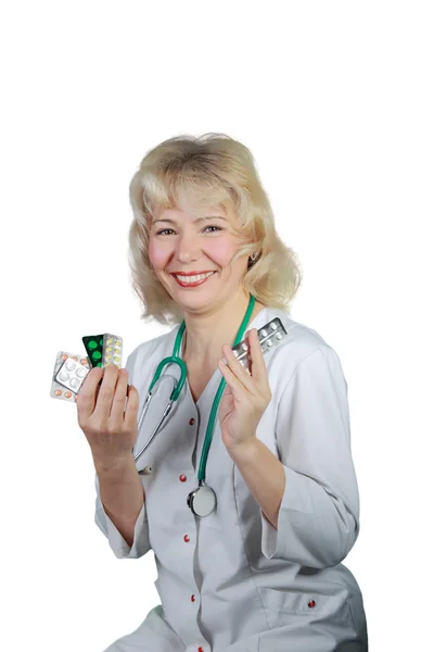 La mujer, el médico muestra medicinas y sonrisas — Foto de Stock