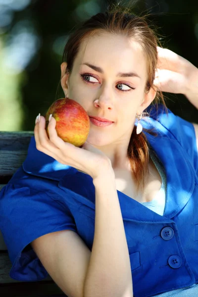 Porträtt av den unga flickan med ett äpple — Stockfoto