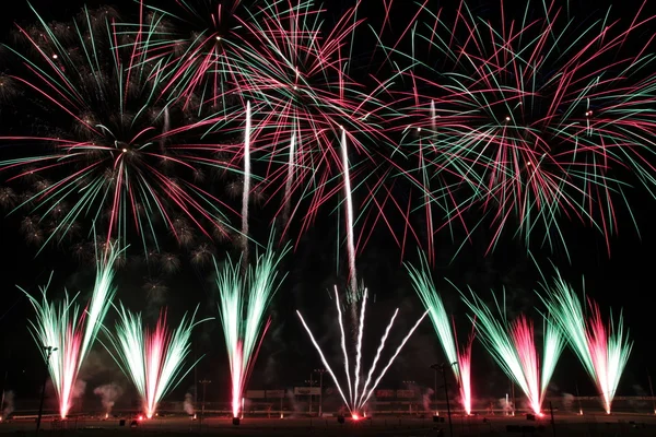 Fuochi d'artificio con lanciatori in primo piano — Foto Stock