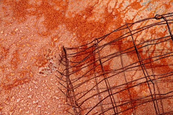 Formato horzontal de alambre rojo oxidado en placa metálica oxidada Imagen De Stock