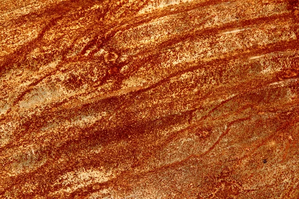 Mottled e estrias de ferrugem vermelha em uma folha de metal — Fotografia de Stock