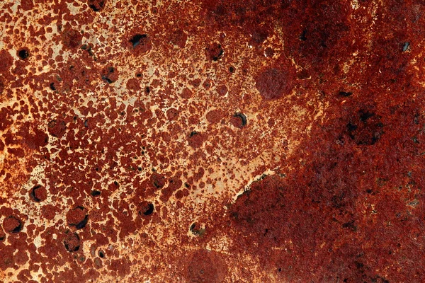 Ferrugem vermelha manchada em uma folha de metal — Fotografia de Stock