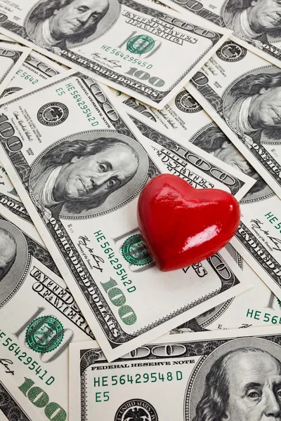 Coração vermelho e notas de cem dólares — Fotografia de Stock