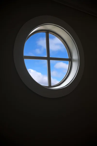 Fenêtre et ciel bleu — Photo