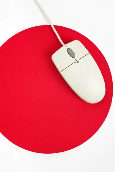 计算机鼠标和红色鼠标垫 — 图库照片