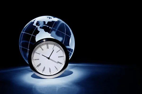 Globo e relógio — Fotografia de Stock