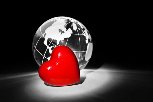 Глобус и красное сердце — стоковое фото
