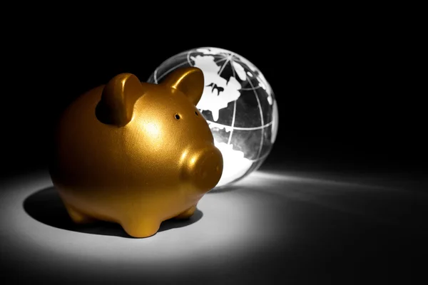 Globe en piggy bank — Stockfoto