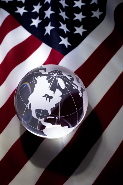 Globe en usa vlag — Stockfoto