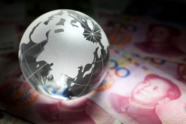 Глобус и юань — стоковое фото