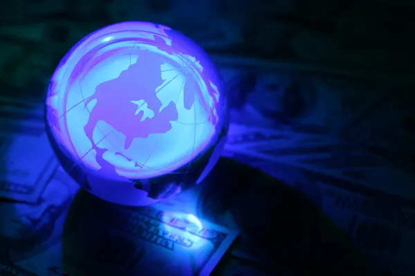 Доллар и глобус — стоковое фото