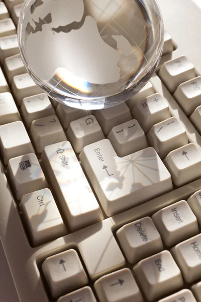 グローブとコンピューターのキーボード — ストック写真