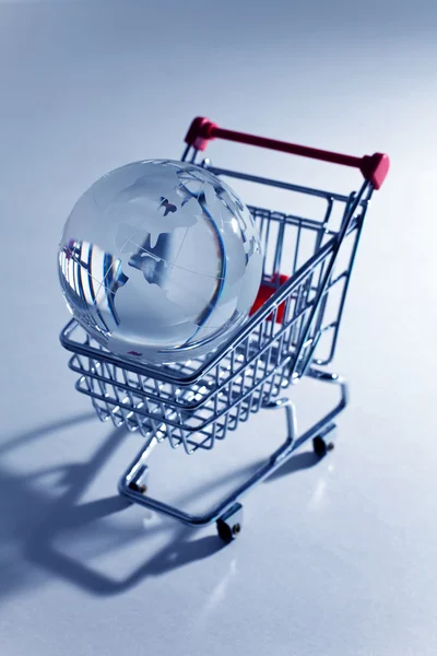 Globe and shopping cart — Stock Photo, Image