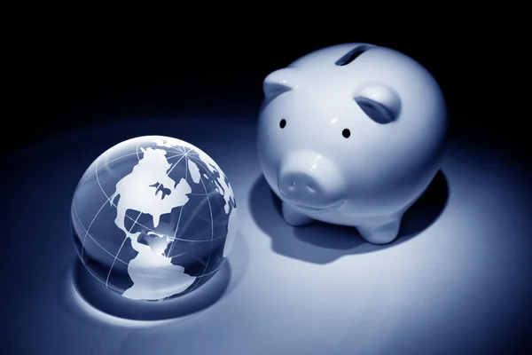 Globe en piggy bank — Stockfoto