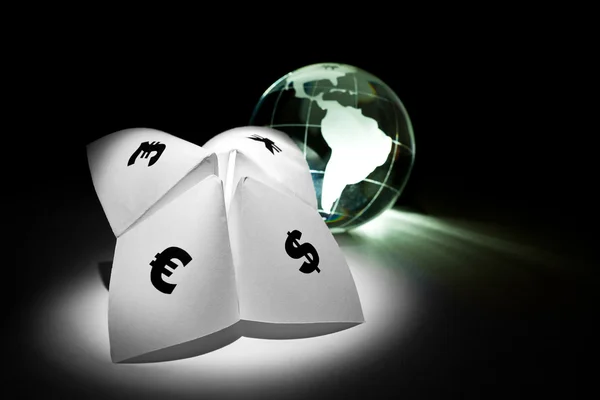 Contador de fortuna de papel e globo — Fotografia de Stock