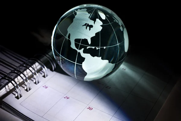 Глобус и календарь — стоковое фото
