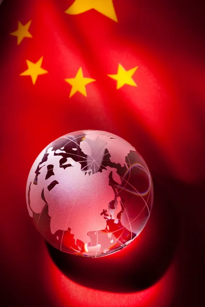 Globe och Kina flagga — Stockfoto