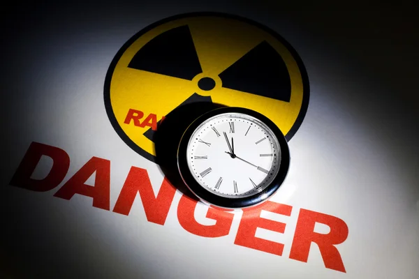 Знак радіаційної небезпеки — стокове фото