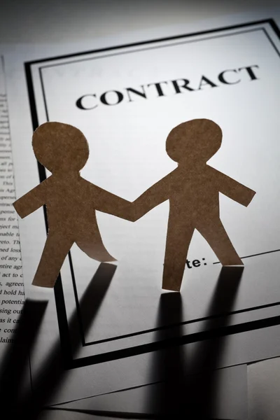 Contract and Paper Chain Men — Stock Photo, Image