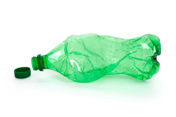 Botella de agua verde triturada — Foto de Stock
