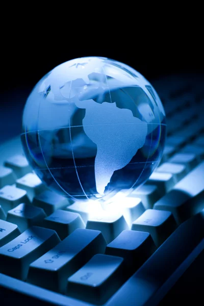 Globus und Computertastatur — Stockfoto