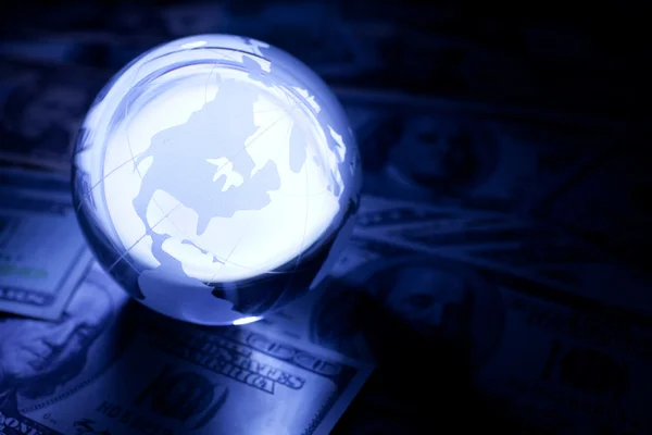Глобус и доллар — стоковое фото