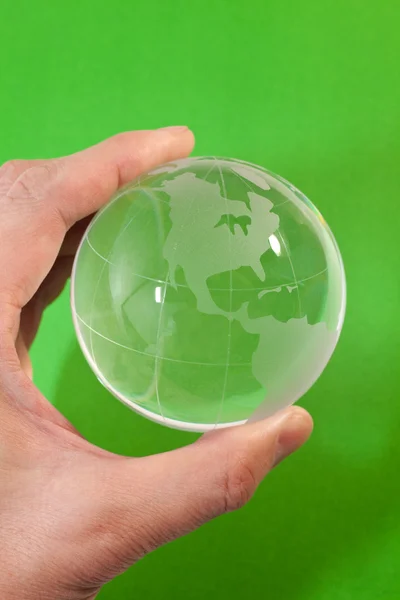 Hand håller en glob — Stockfoto