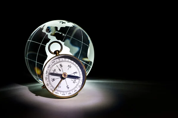 Globe en kompas — Stockfoto
