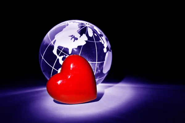 Globo e coração vermelho — Fotografia de Stock