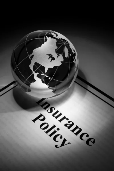 Globo e apólice de seguro — Fotografia de Stock