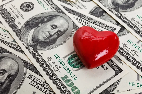 Coeur rouge et billets de cent dollars — Photo