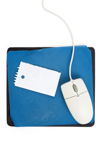 コンピューターのマウスと古いマウスパッド — ストック写真