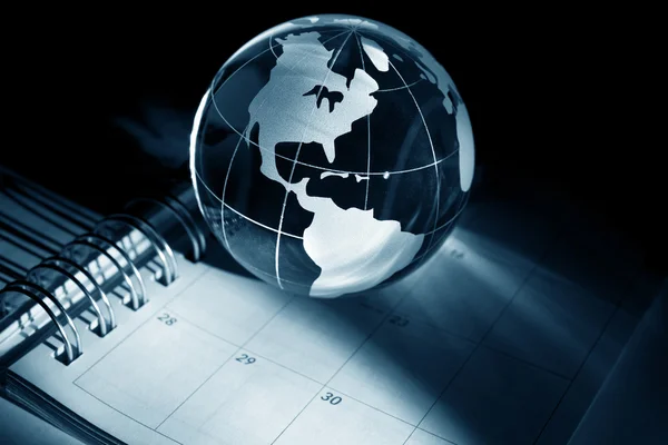 Globe és a naptár Stock Kép