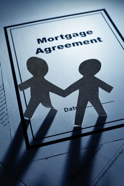 Hypotheek overeenkomst en papier ketting mannen — Stockfoto