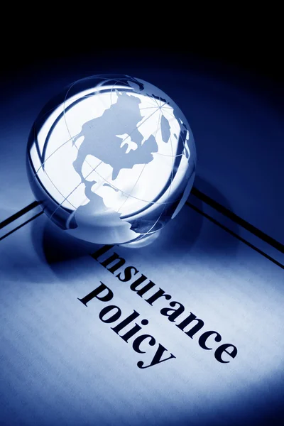 Globo e apólice de seguro — Fotografia de Stock