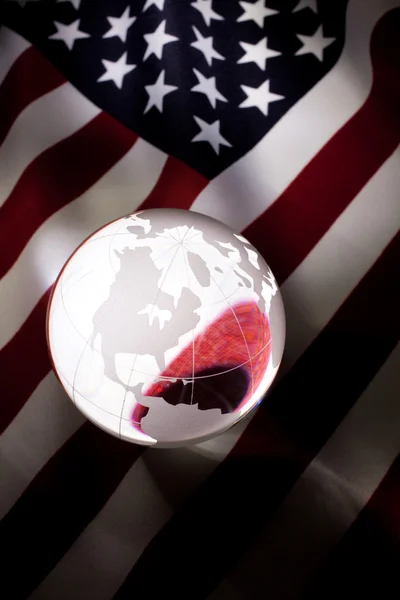 Dünya ve ABD bayrağı — Stok fotoğraf