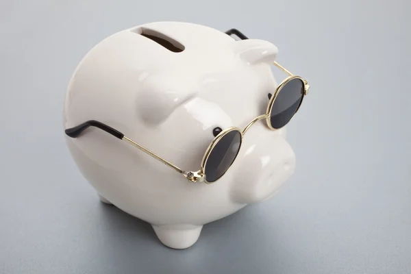 Piggy Bank y gafas de sol — Foto de Stock