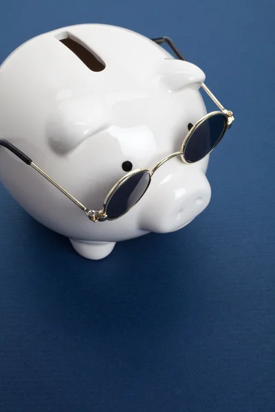 Piggy Bank e óculos de sol — Fotografia de Stock