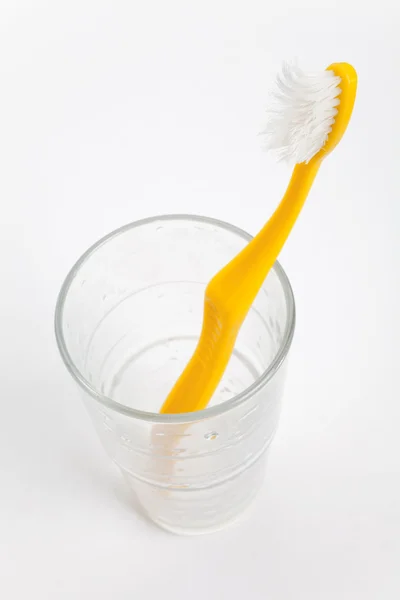 Cepillo de dientes y vidrio — Foto de Stock