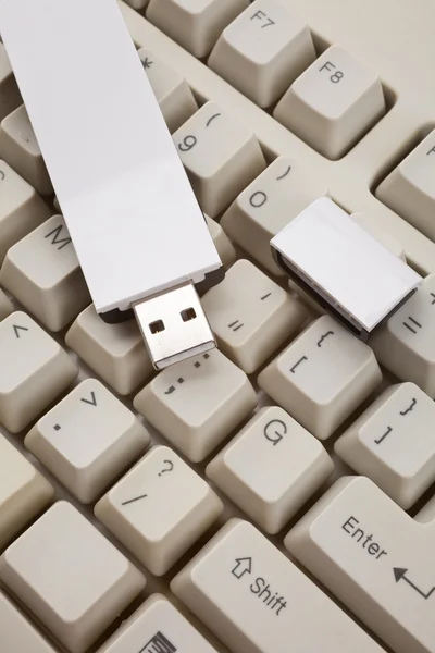 Белый USB-диск — стоковое фото