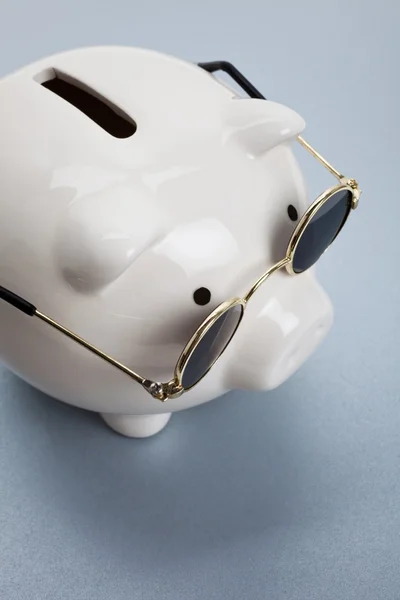 Piggy bank en zonnebril — Stockfoto