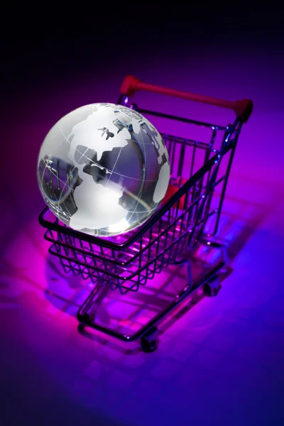Küre ve alışveriş sepeti — Stok fotoğraf