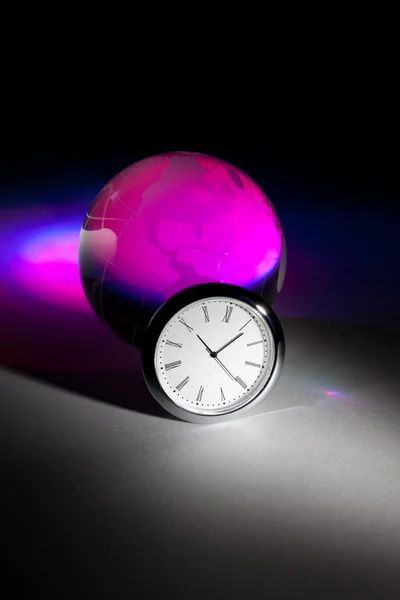 Глобус и часы — стоковое фото