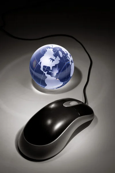 Globo e mouse del computer — Foto Stock