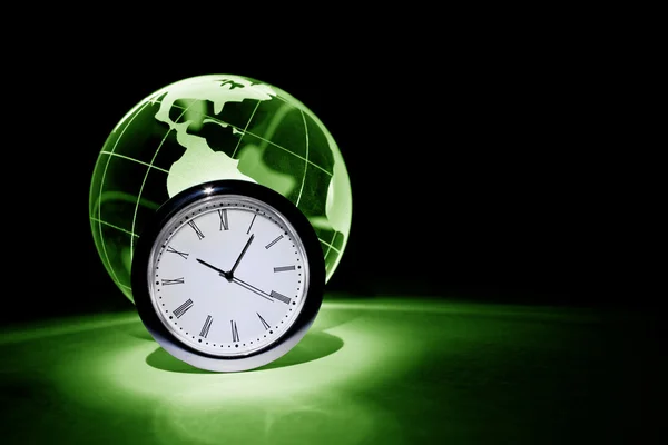 Globus und Uhr — Stockfoto