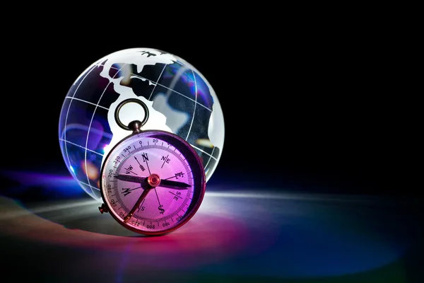 Глобус и компас — стоковое фото