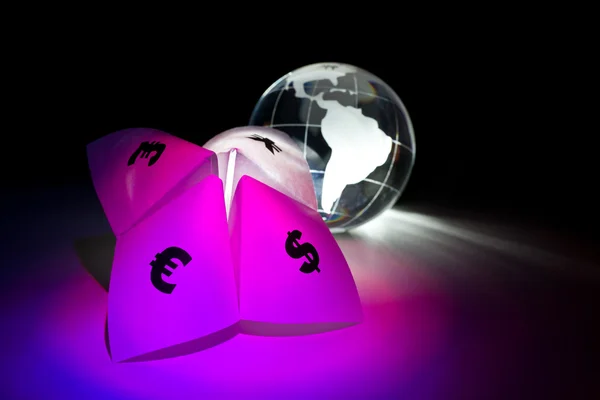 Contador de fortuna de papel e globo — Fotografia de Stock