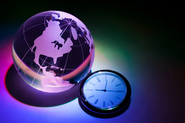 Globe och klocka — Stockfoto