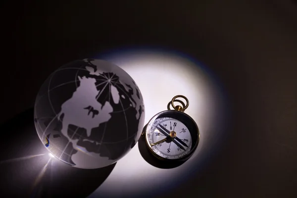 Globus und Kompass — Stockfoto